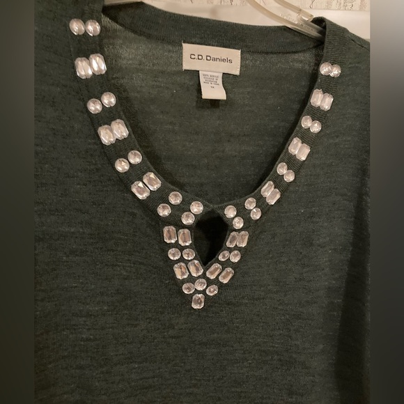 Ladies Size 1X Cathy Daniel’s Gray Top With Rhinestone Added To The  Neckline - Picture 5 of 16